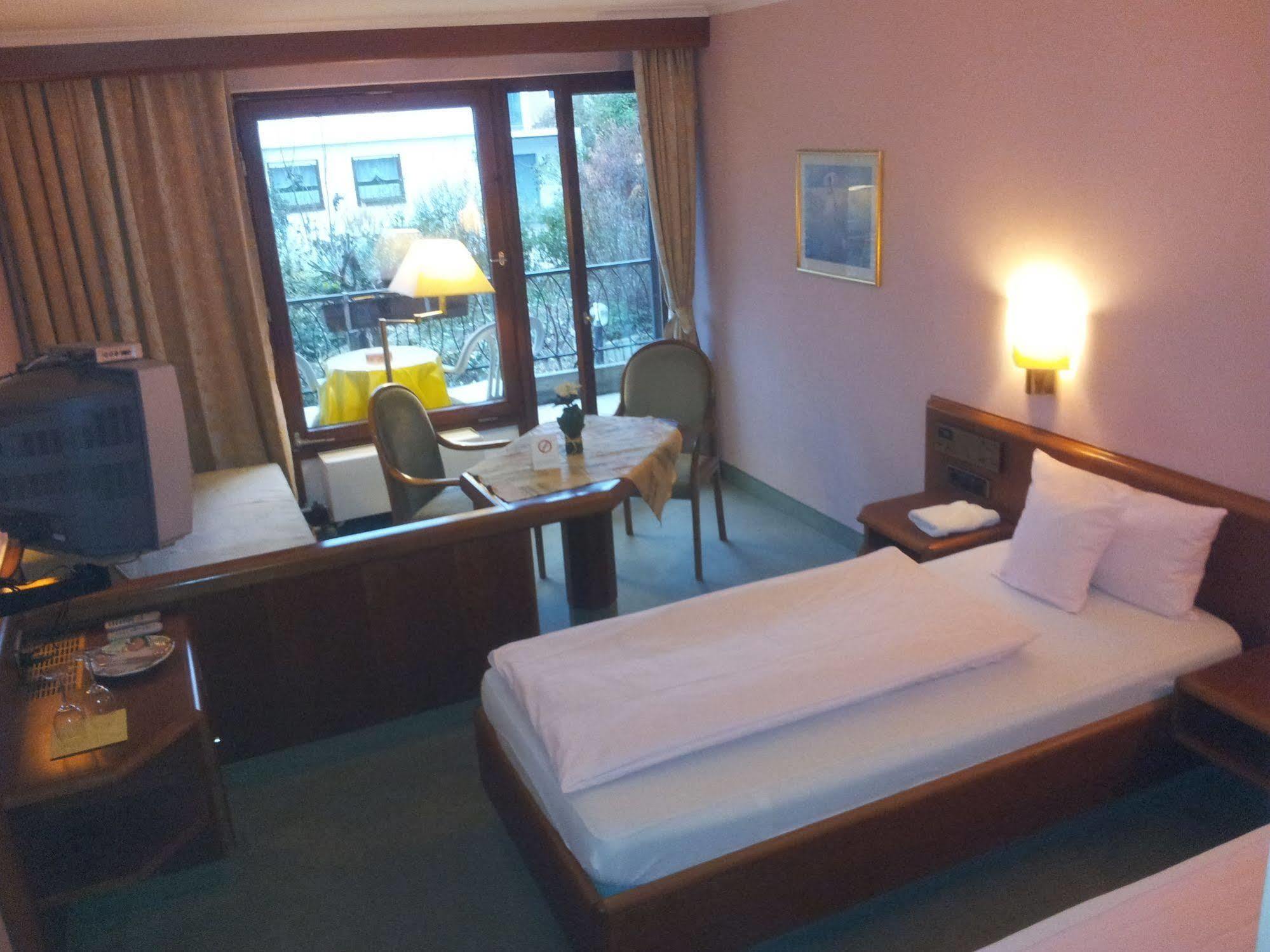 Hotel Am Kurpark 巴特温普芬 外观 照片